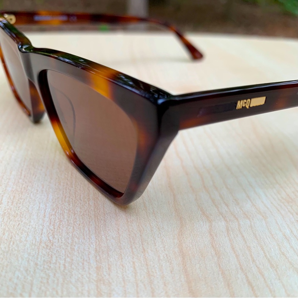 ALEXANDER MCQUEEN designer sunglasses Havana tortoiseshell frames NEW with case